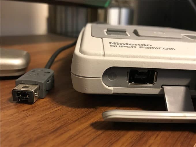 ミニスーパーファミコンは専用のケーブル端子のようだ