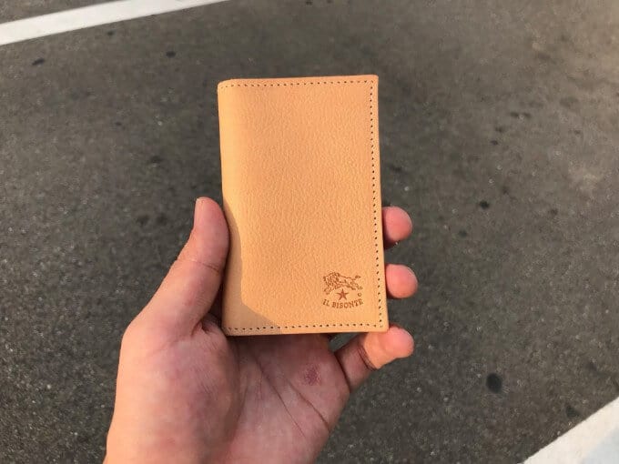 イルビゾンテのヌメ革名刺入れ日光浴前