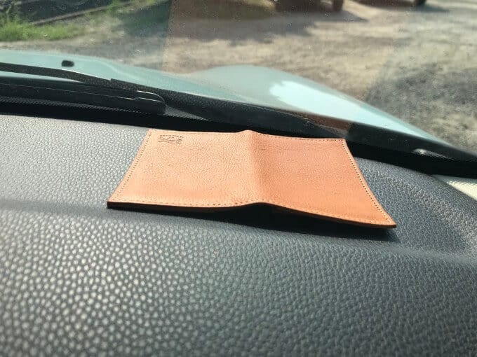 車のダッシュボードがヌメ革の日光浴にピッタリ