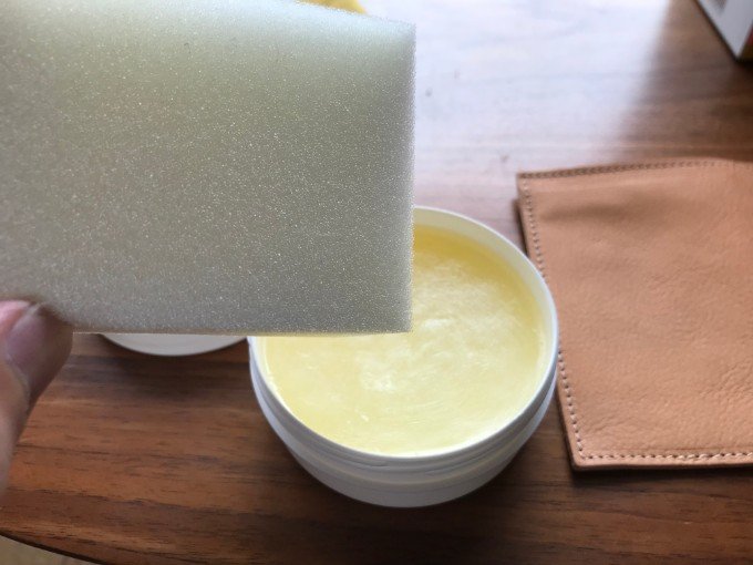 ラナパー付属のスポンジで革をケア