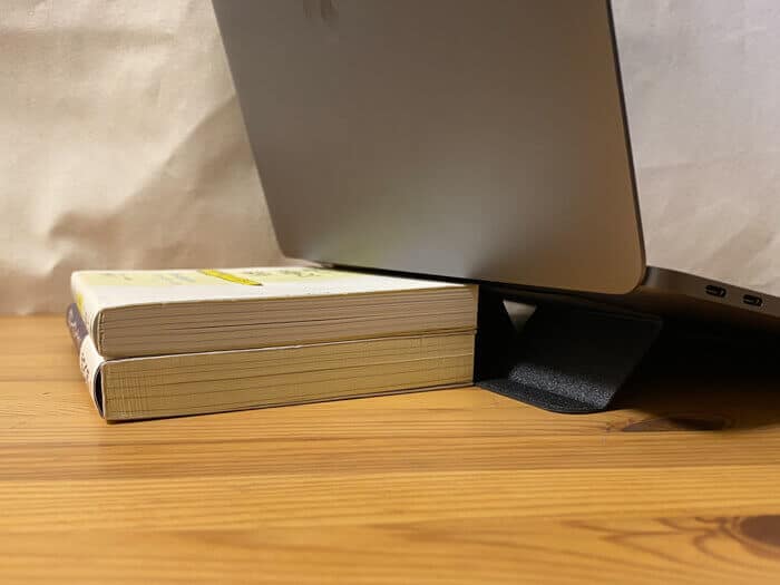 MOFT miniの高さはビジネス書二冊分