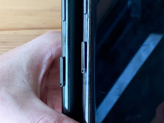 iPhone11ProとiPhoneXS、XのSIMカードの位置