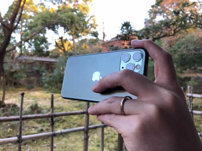 iPhone11 Proレンズに指がかかる
