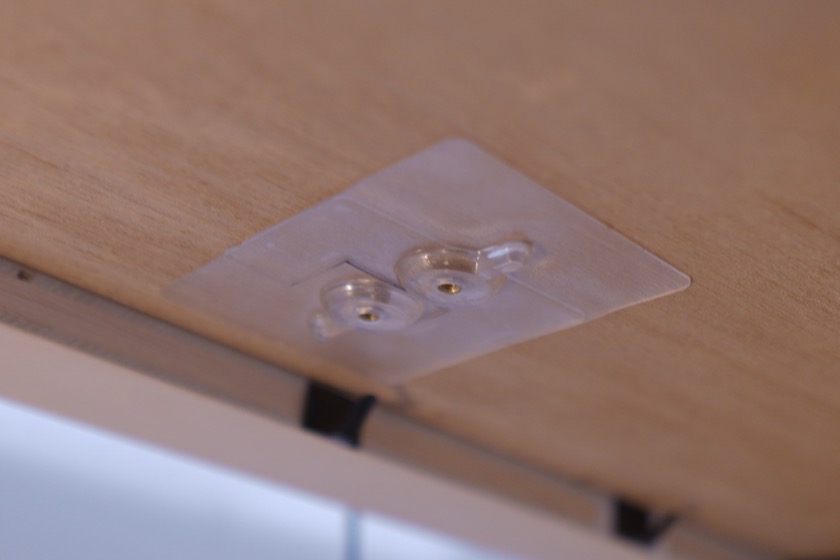 ネジ穴を開けない配線整理